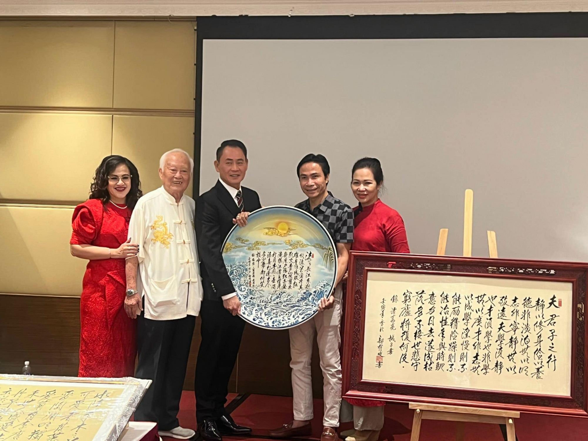 Chữ “hiếu” lớn lên trong từng con chữ của cha Doanh nhân Ô Mỹ Phương luôn đồng hành cùng cha mình mọi lúc mọi nơi