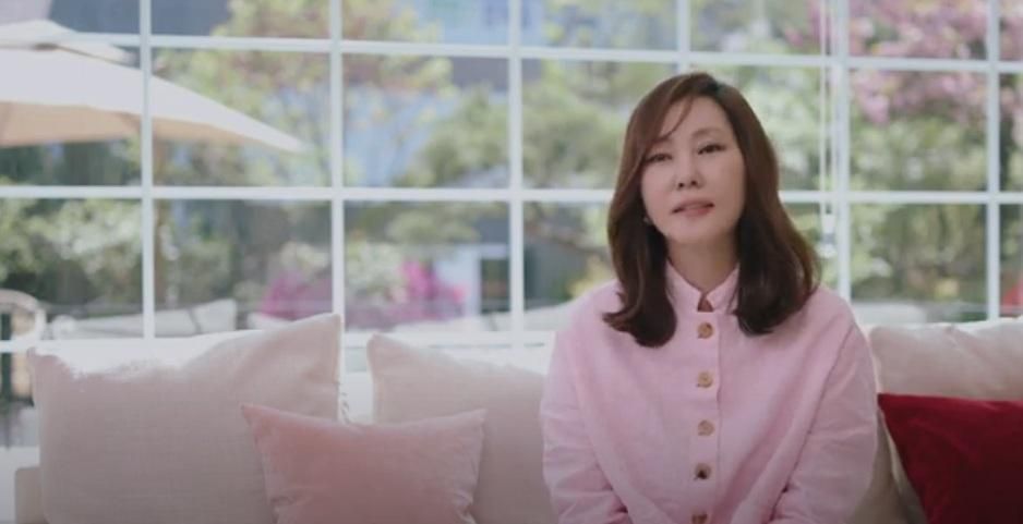 Diễn viên Kim Nam-joo trên kenh YouTube của mình
