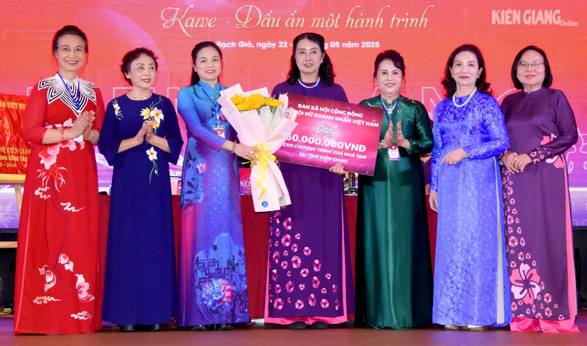 Hội Nữ doanh nhân Việt Nam tặng căn nhà đại đoàn kết cho Hội Nữ doanh nhân tỉnh Kiên Giang - Ảnh CTV