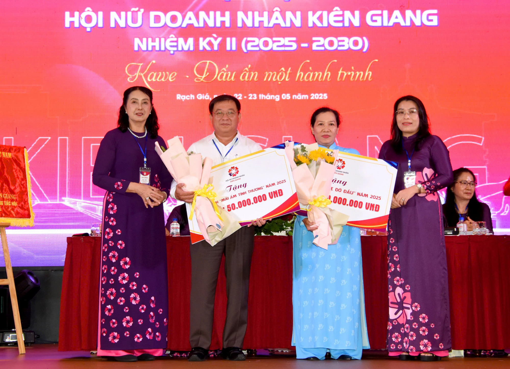 Hội Nữ doanh nhân Kiên Giang tặng gói an sinh xã hội cho UBMT Tổ quốc tỉnh và Hội LHPN tỉnh - Ảnh CTV