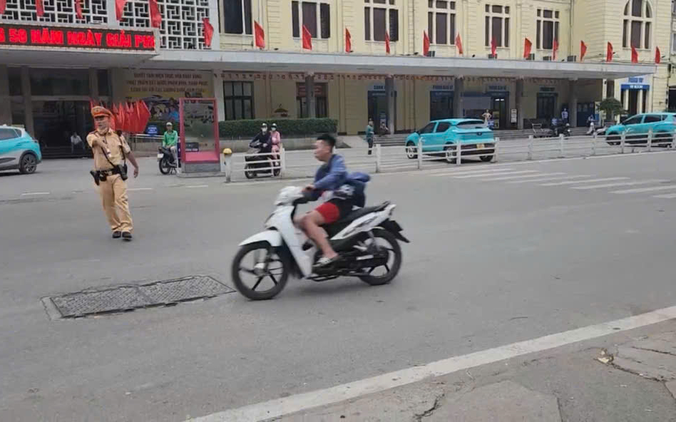 Nam lái xe vượt mặt CSGT đang làm nhiệm vụ. Ảnh: Người dân chụp lại.