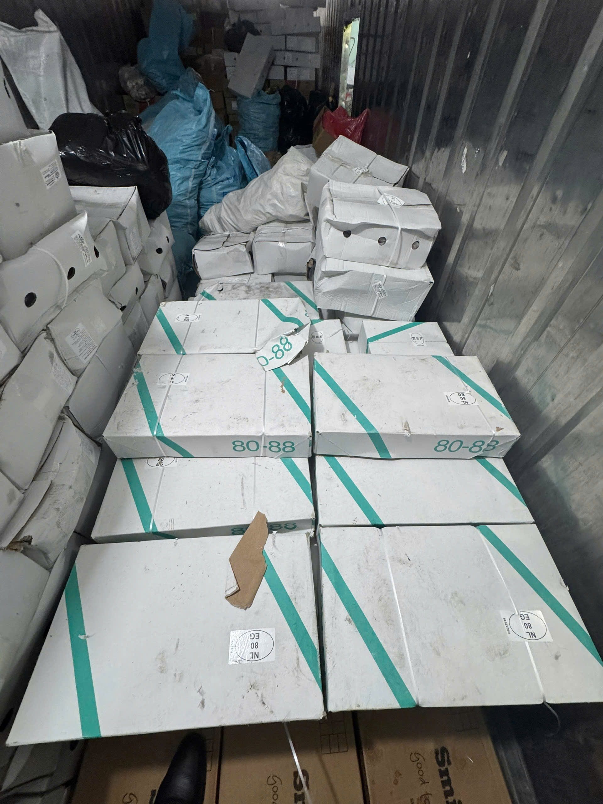 Các thùng chứa bao tử không rõ nguồn gốc được phát hiện tại Kiên Giang - Ảnh: Cục Quản lý và Phát triển thị trường trong nước