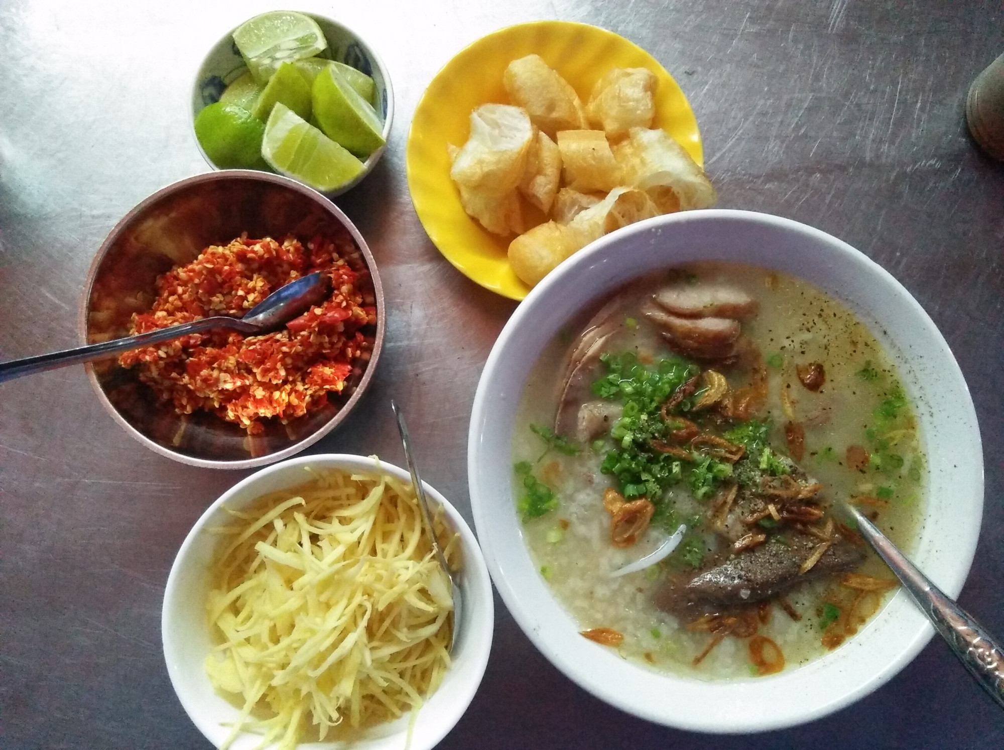 Cháo lòng chảnh Vạn Kiếp – càng tối càng đông  Nằm ngay đầu hẻm 106 Vạn Kiếp, quận Bình Thạnh, quán cháo lòng không bảng hiệu nhưng nổi danh với biệt danh “cháo lòng chảnh” vì phong cách bán hàng... không vội, bất chấp khách xếp hàng dài. Điều đặc biệt, quán chỉ mở từ 17g đến tầm 21g mỗi ngày – giờ ăn tối lý tưởng cho ai thèm một tô cháo nóng hổi, đậm đà.