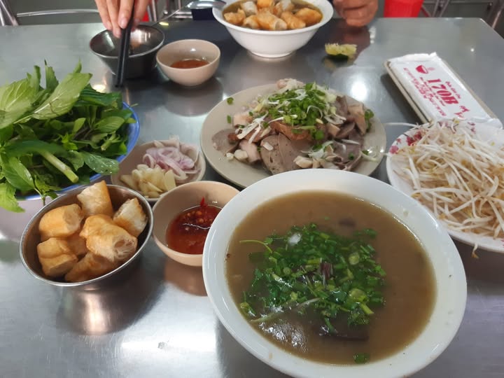 Nằm trên tuyến đường trung tâm quận 3, cháo lòng 170B Võ Thị Sáu là địa chỉ quen thuộc với nhiều tín đồ ẩm thực Sài Gòn. Cháo ở đây nấu kiểu miền Nam, hơi lỏng, hạt gạo ninh nhừ, mềm mịn, nước dùng đậm đà và thơm mùi gạo quyện vị lòng.