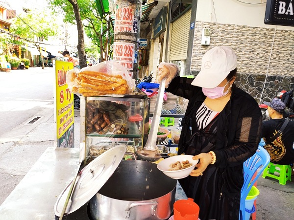 Cháo lòng tại đây nấu kiểu miền Nam: sánh mịn, thơm mùi gạo rang, nước dùng trong, ngọt thanh. Topping đầy đủ lòng non, dồi, gan, cật, trứng non... Tất cả đều được sơ chế kỹ và giữ nguyên độ giòn béo đặc trưng. Mỗi tô cháo giá từ 35.000 – 60.000 đồng - Ảnh:  Diadiemanuong