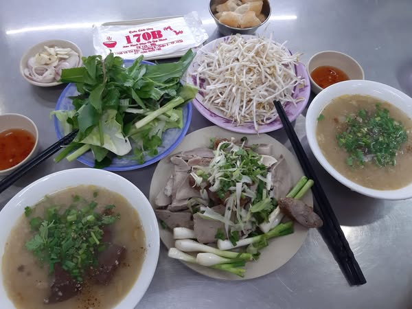 Thực khách có thể gọi tô cháo thập cẩm đầy đủ lòng, hoặc gọi cháo riêng và đĩa lòng riêng, bao gồm: gan, tim, phèo, lưỡi, cuống họng, bao tử… Lòng được sơ chế sạch, luộc vừa tới, giữ nguyên độ giòn, ngọt. Ăn kèm là chén mắm ớt pha chua ngọt, cay nhẹ, và hành tím, tỏi ngâm – điểm nhấn khiến món ăn trở nên tròn vị hơn. - Ảnh: Minh Võ