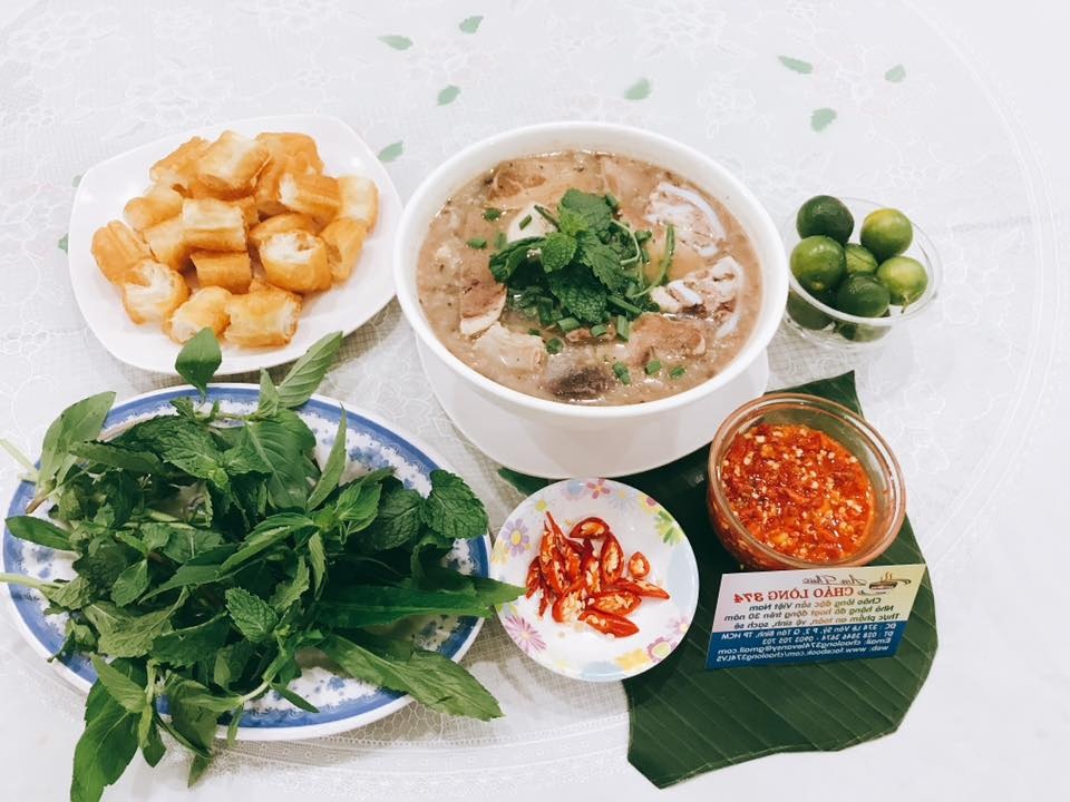 Cháo nấu bằng nước luộc lòng pha huyết, sánh, thơm, vị đậm đà nhưng không gắt. Topping gồm lòng non, gan, cật, dồi cay nhẹ và đặc biệt là chén nước mắm pha tỏi ớt xanh – điểm nhấn khó quên. Mỗi phần chỉ từ 30.000 – 45.000 đồng, đầy đặn, dọn kèm rau thơm và tiêu xay.