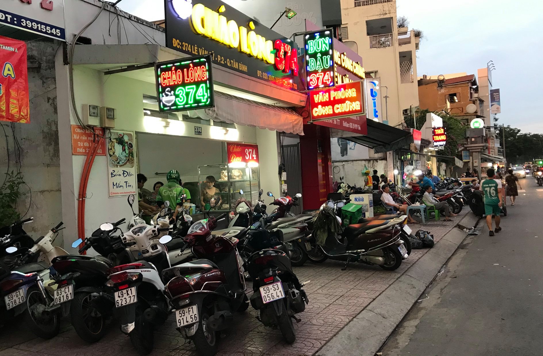 Ẩn mình bên hông chợ Phạm Văn Hai, quán cháo lòng tại số 374 Lê Văn Sỹ, phường 2, quận Tân Bình đã gắn bó với người dân khu vực này suốt hơn 30 năm. Không bảng hiệu cầu kỳ, quán chỉ có vài bộ bàn ghế inox và nồi cháo nghi ngút khói mỗi sáng, nhưng lại níu chân biết bao thực khách bởi hương vị đậm chất miền Trung.
