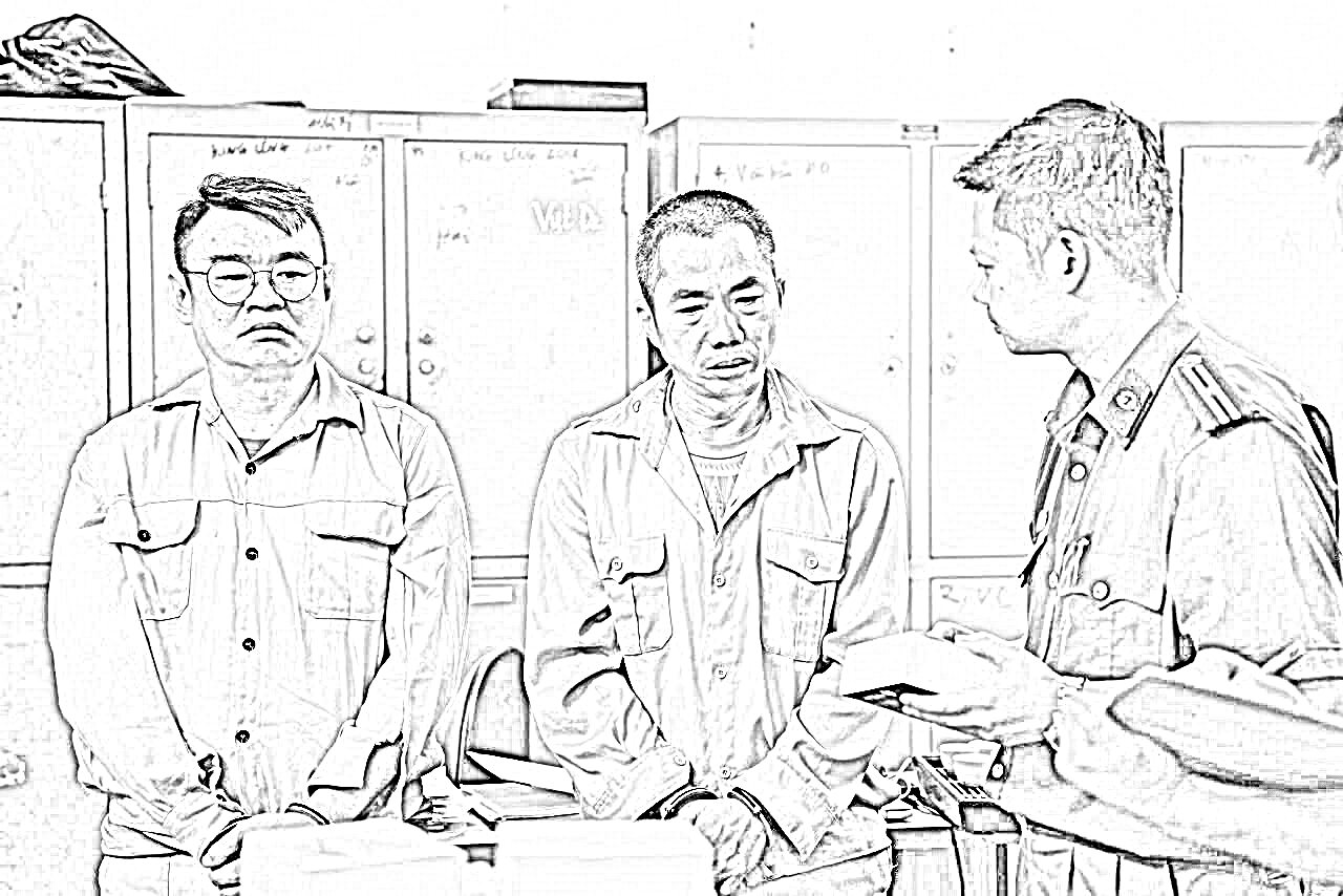 Công an bắt giữ 2 nghi phạm cầm đầu đường dây đa cấp - Ảnh: CACC