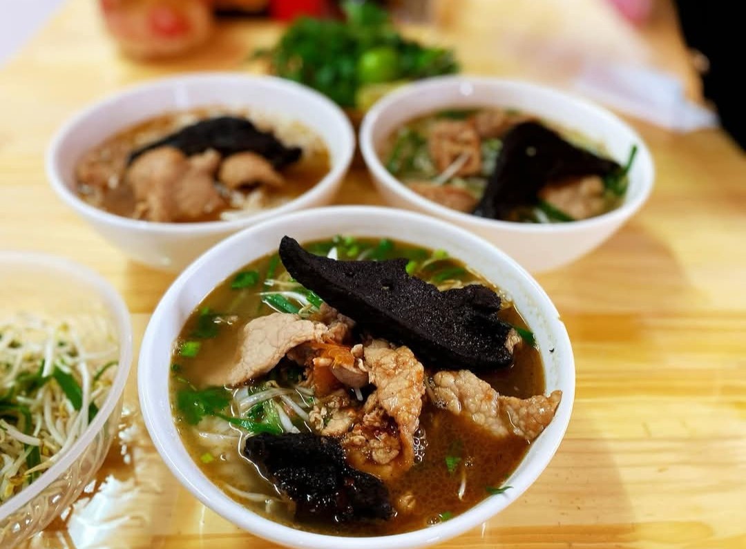 Phở gan cháy là món khá phổ biến ở TP Bắc Ninh, tỉnh Bắc Ninh. Thị giác bảo miếng gan sẽ đắng. Nhưng với vị giác lại không hề! Ảnh: B.N