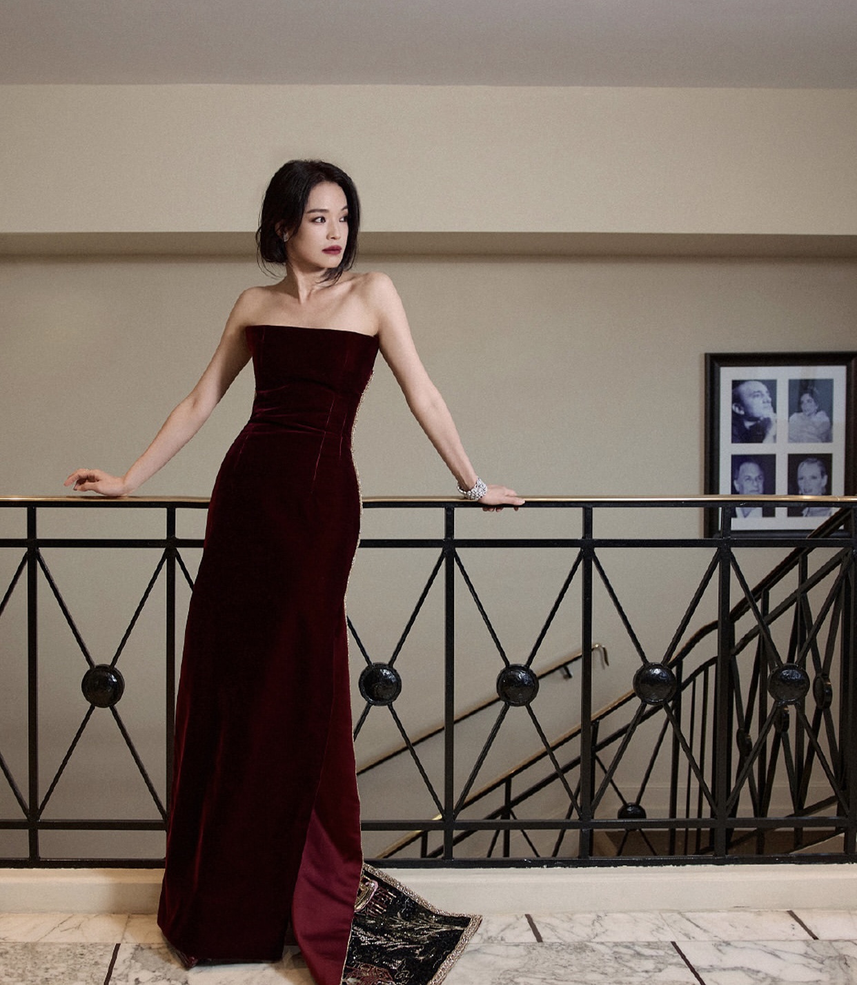 Trang phục của Thư Kỳ là sáng tạo của nhà mốt Pháp Ashi Studio. Với sắc vóc vượt thời gian, khán giả dành nhiều lời khen màn tái xuất LHP Cannes lần này của nữ diễn viên.