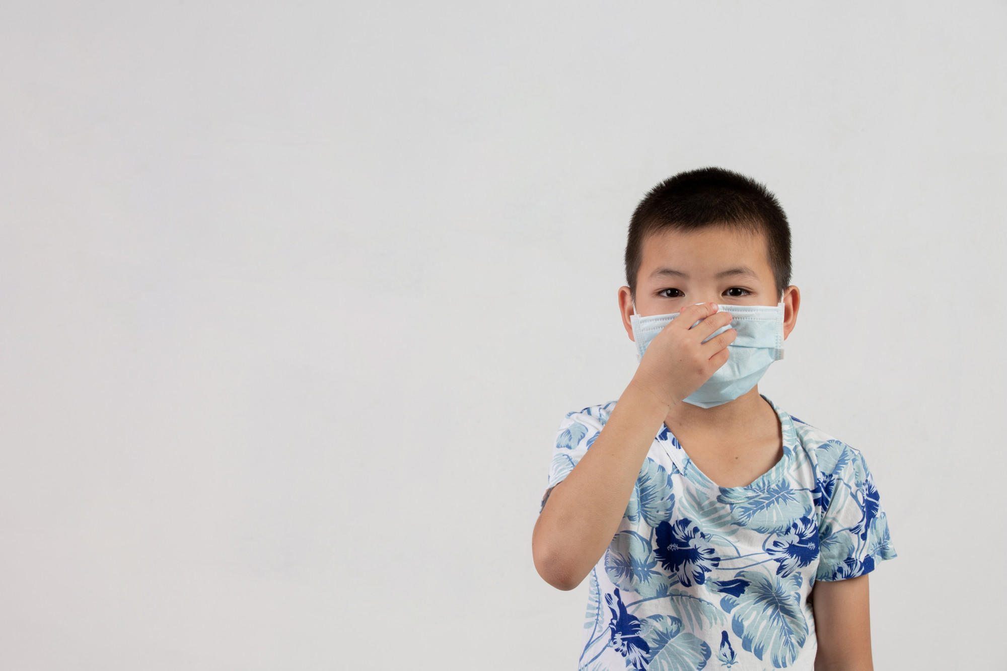 Việc tuân thủ theo toa thuốc của bác sĩ rất quan trọng, việc tự ý thay đổi liều lượng, ngưng thuốc sẽ khiến bệnh tình thêm trầm trọng và nguy cơ đề kháng kháng sinh ở trẻ (ảnh Freepik)