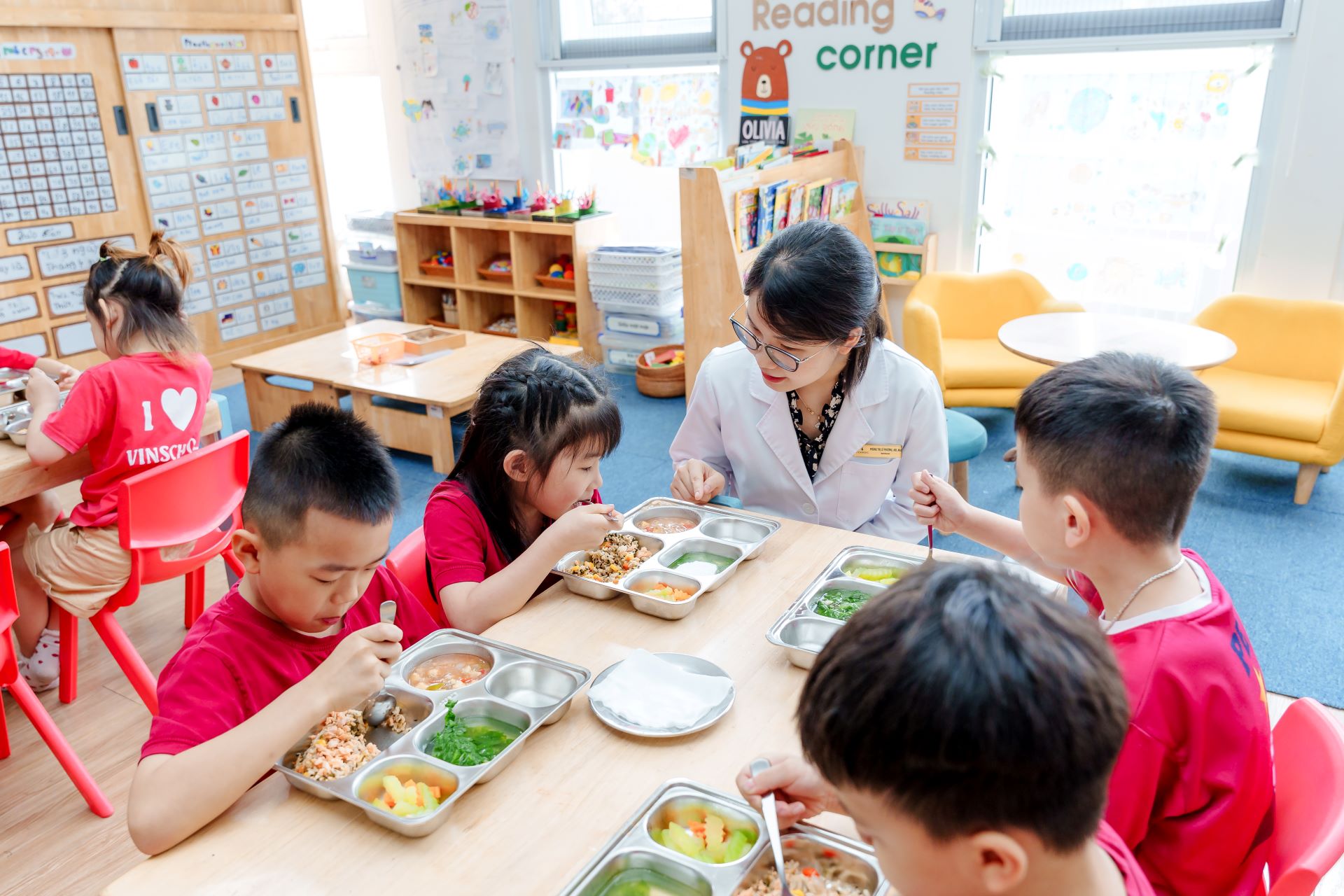 Thực đơn bữa ăn được xây dựng và tư vấn bởi bác sĩ - chuyên gia dinh dưỡng của Vinmec - Ảnh: Vinschool