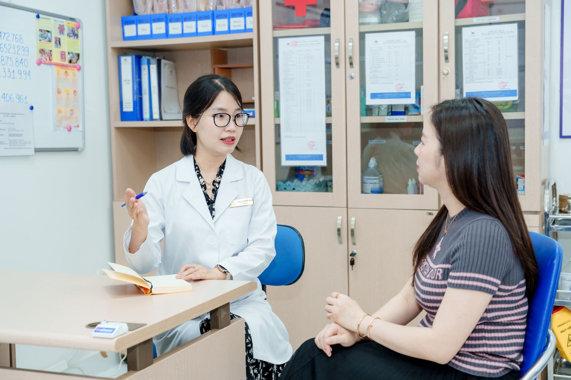 Đội ngũ chuyên gia, bác sĩ Vinmec tư vấn 1 - 1 tại trường hoặc trực tuyến - Ảnh: Vinschool