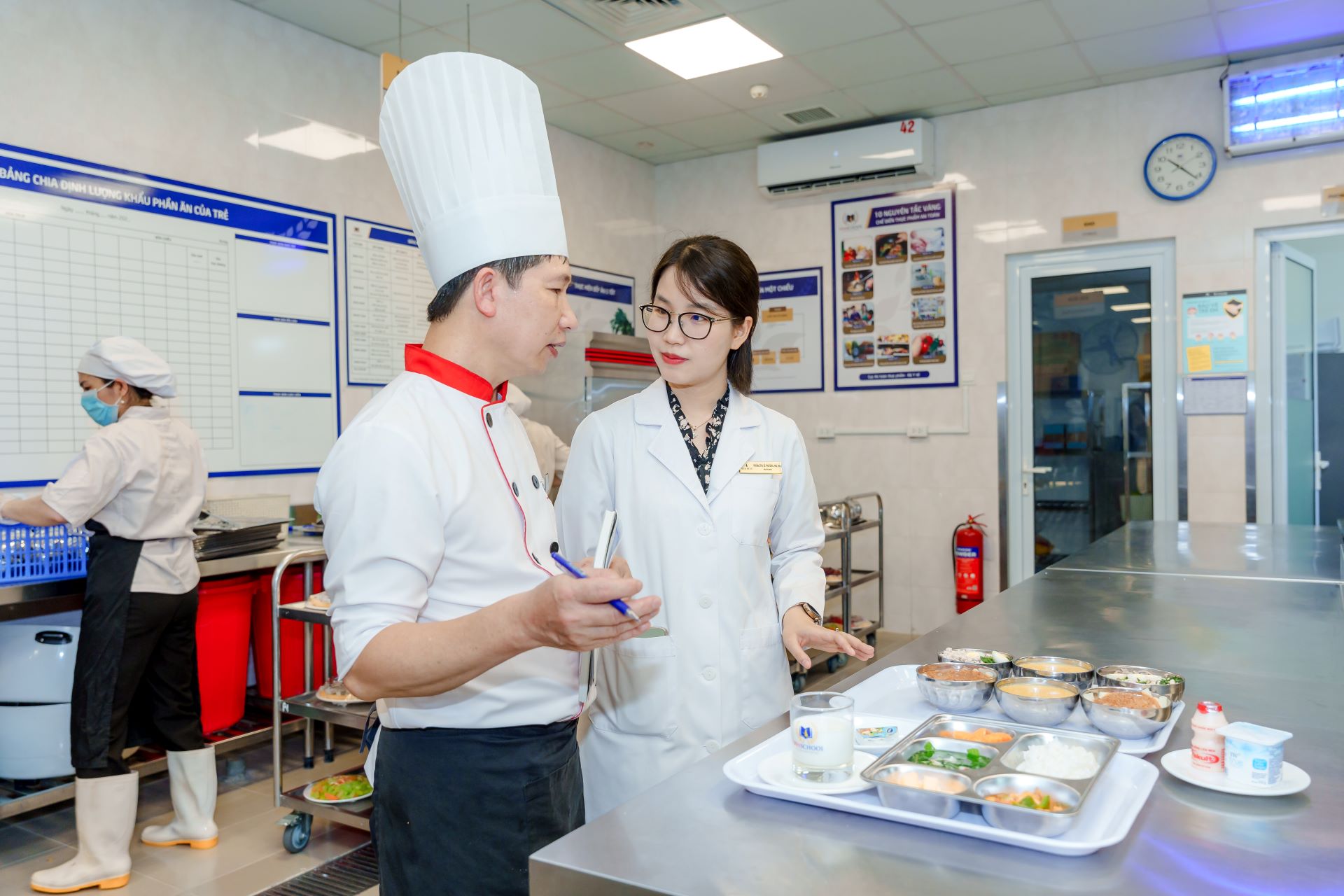 Chuyên gia Vinmec tư vấn thực đơn phù hợp theo mùa, độ tuổi và hồ sơ sức khỏe từng trẻ - Ảnh: Vinschool