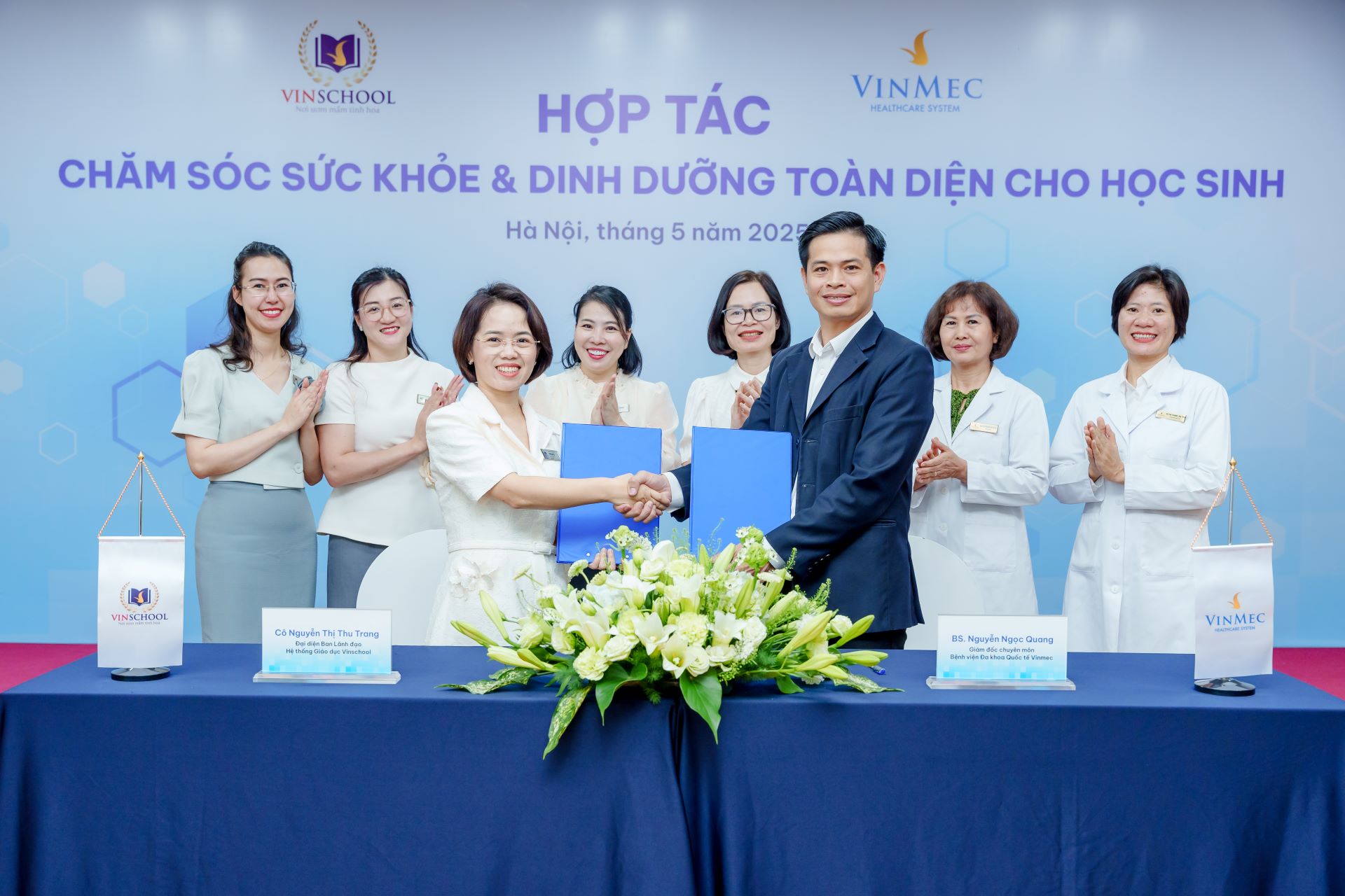 Cô Nguyễn Thị Thu Trang - đại diện Ban lãnh đạo Hệ thống Giáo dục Vinschool - và bác sĩ Nguyễn Ngọc Quang - Giám đốc chuyên môn Bệnh viện Đa khoa Quốc tế Vinmec - tại lễ ký kết - Ảnh: Vinschool