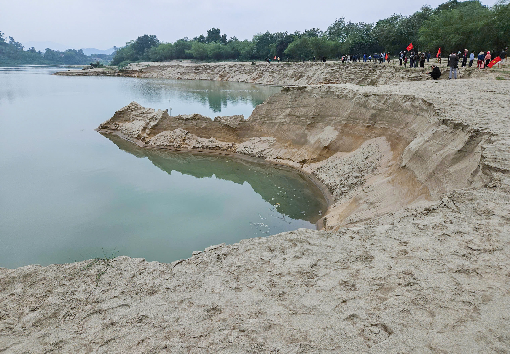 Người dân mang cờ, trống ra bãi bồi sông Lam phản đối khai thác cát hồi đầu tháng 4/2025 - Ảnh: Khánh Trung