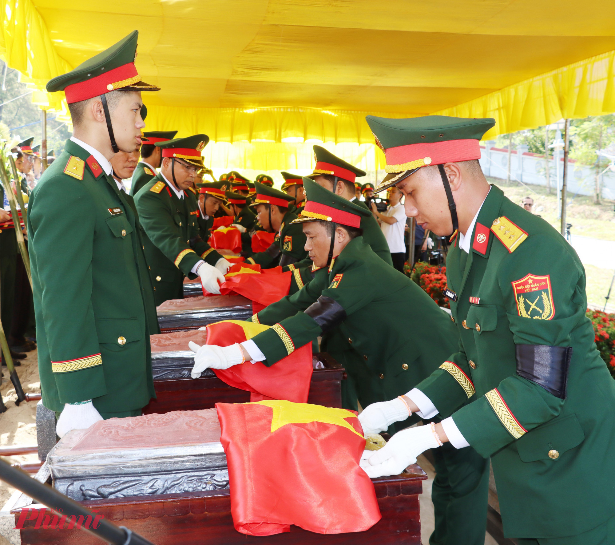 Các Đại biểu di quan đưa các liệt sĩ về nơi an nghỉ cuối cùng