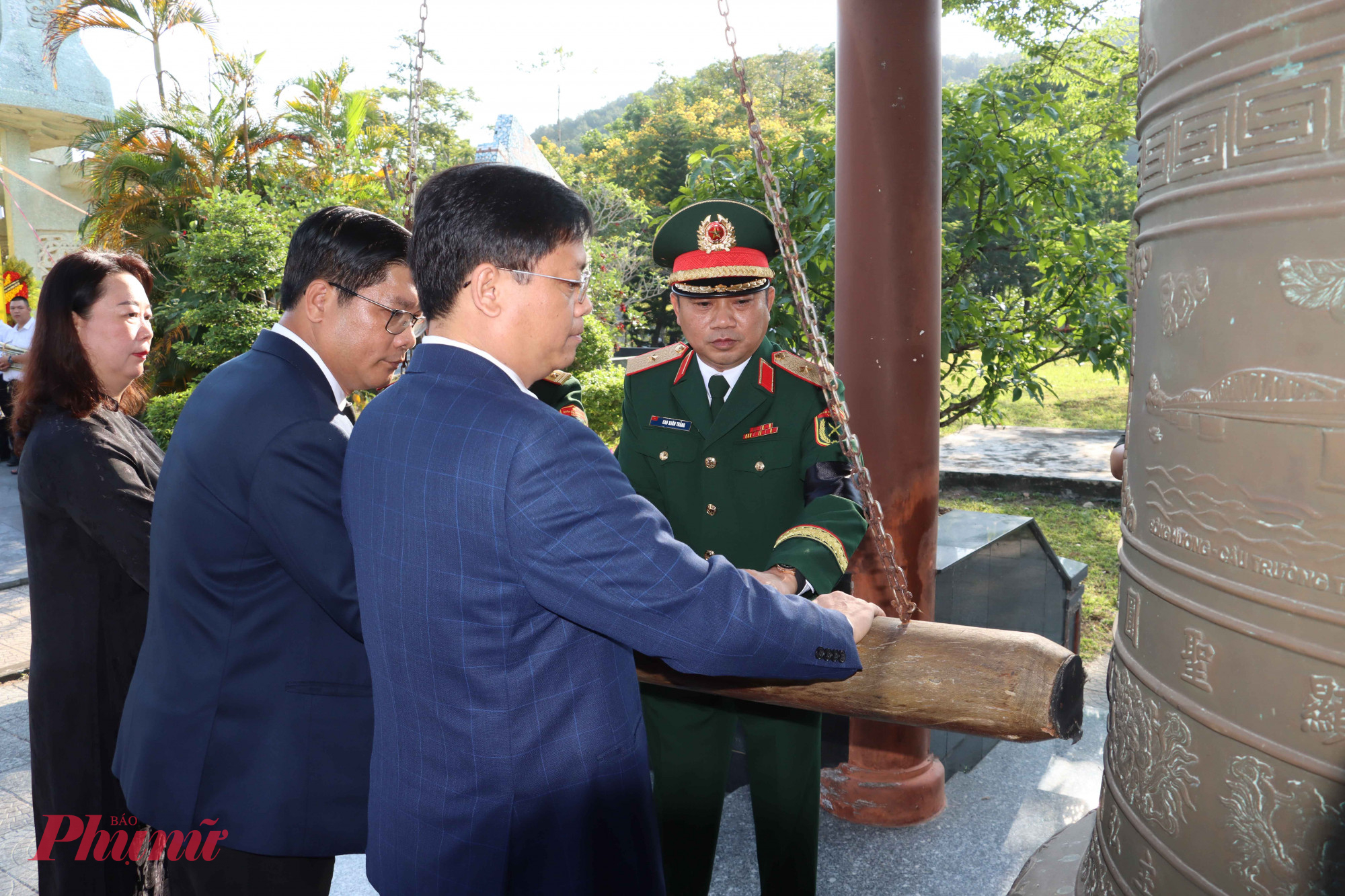 Đại biểu thỉnh chuông hoà bình tại nghĩa trang liệt sĩ