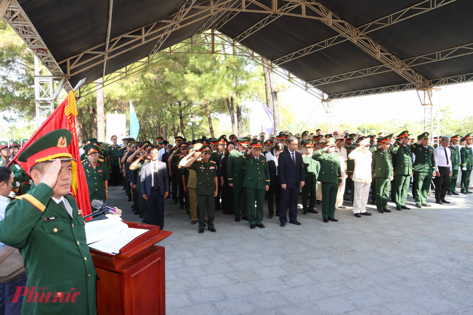 Đại biểu và các tầng lớp nhân dân tham dự lễ truy điệu và an táng 
