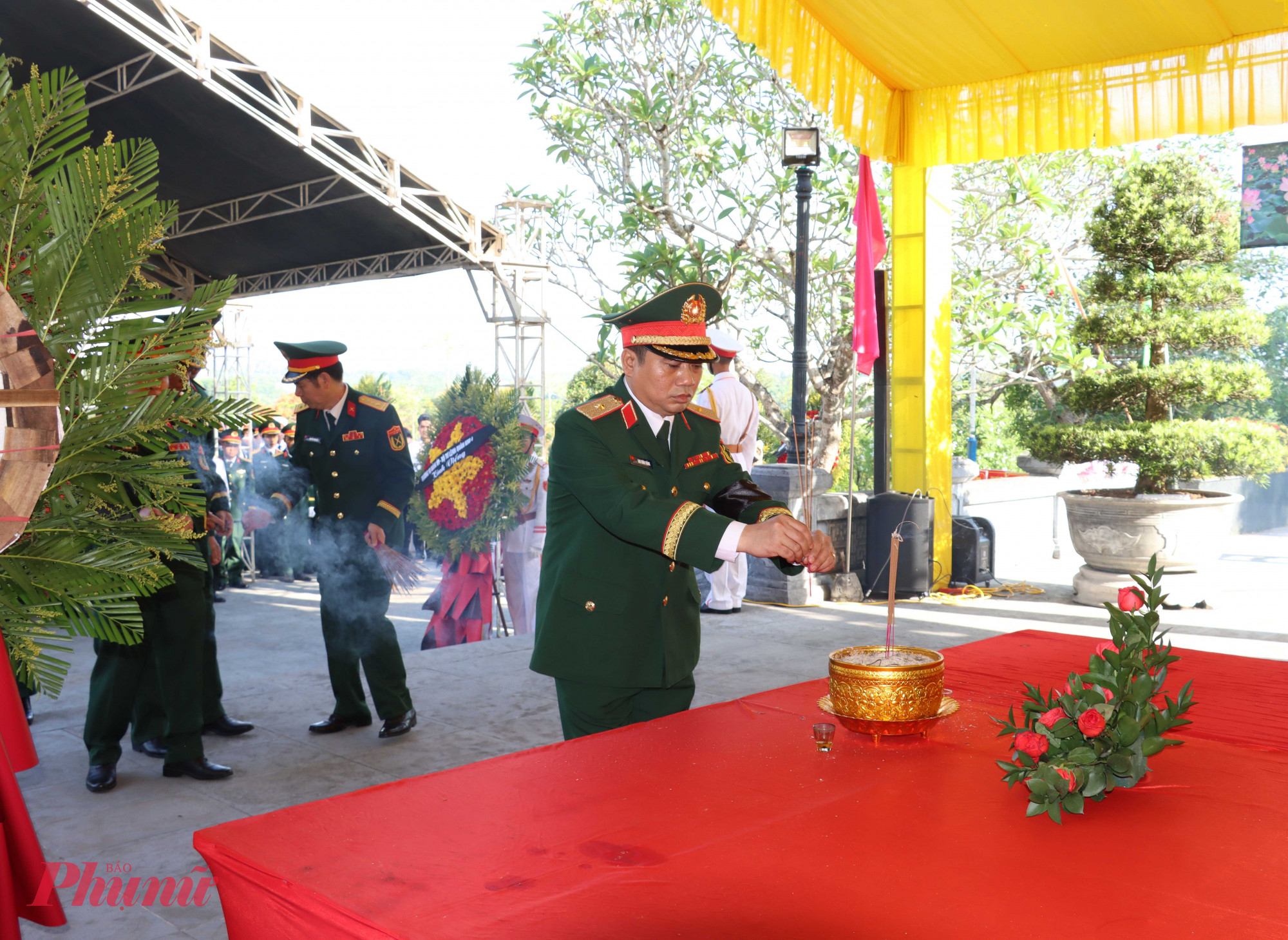 Các đại biểu dâng hương