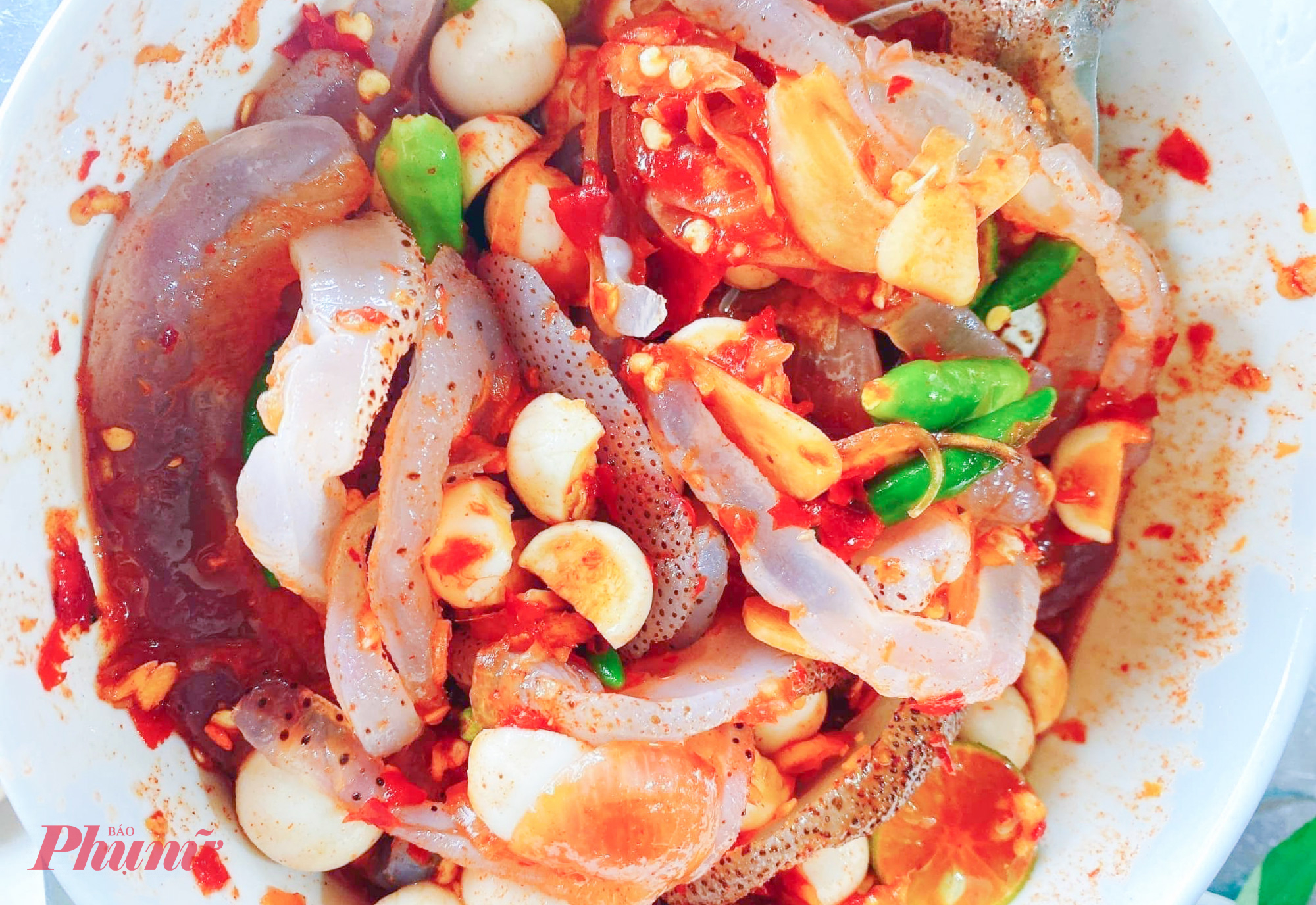 Chân sứa chấm mắm tôm hay sứa trộn cà pháo cũng là một trong những món ăn được nhiều người ưa thích những ngày hè nóng bức