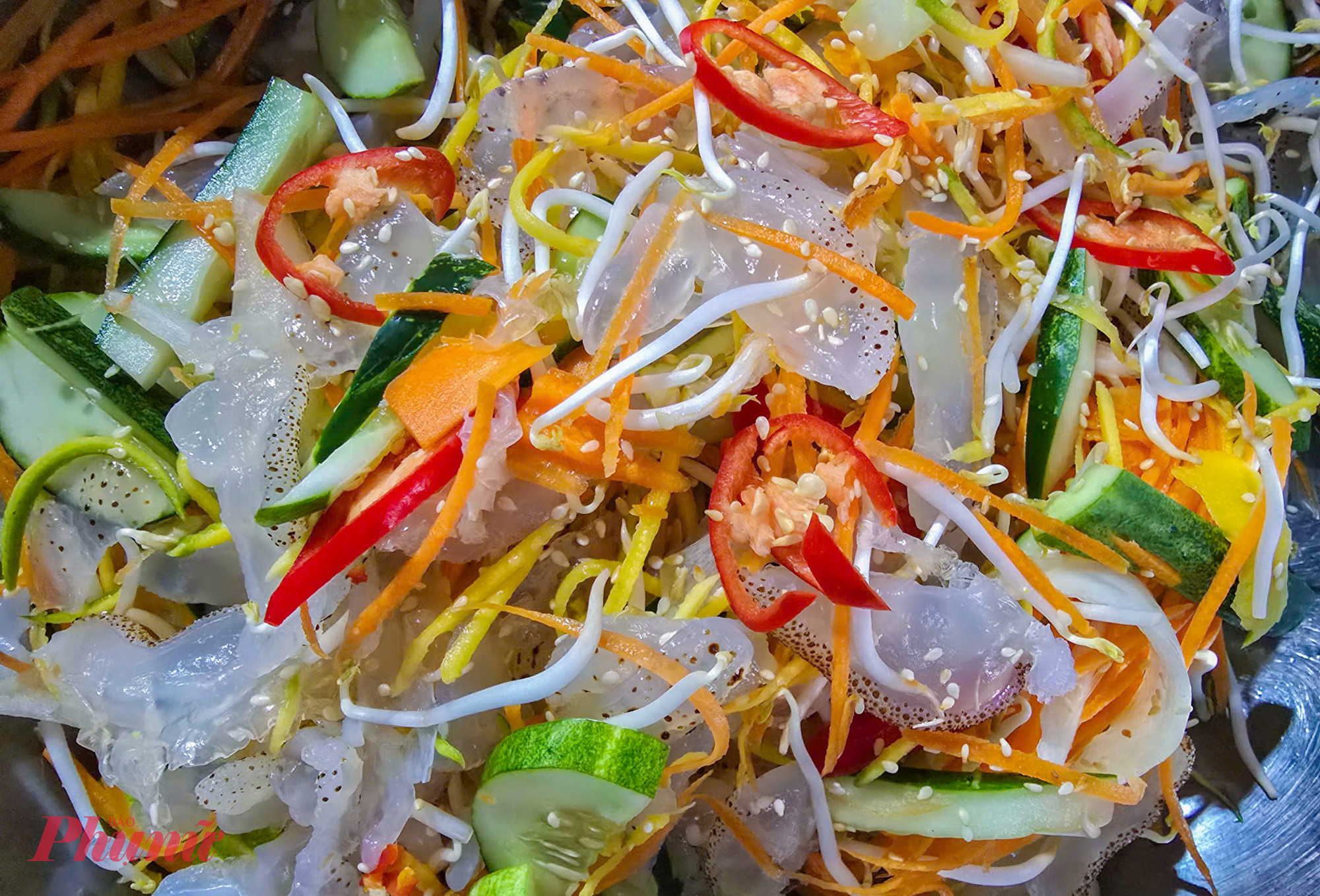 Trong vô vàn món ăn từ sứa, nộm sứa là món ăn được ưa chuộng nhất vì dễ làm, thanh mát 