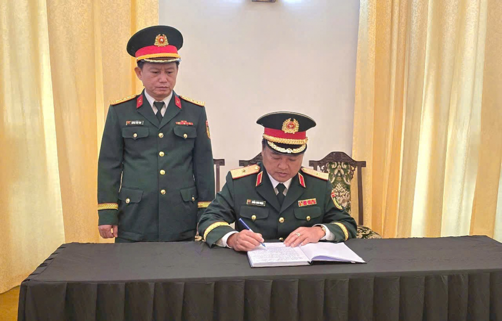 Vạn tấm lòng xúc động tiễn biệt nguyên Chủ tịch nước Trần Đức Lương Thiếu tướng Nguyễn Vinh Ngọc - Bí thư Đảng ủy, Chính ủy Bộ Tư lệnh Quân khu 7 - ghi sổ tang