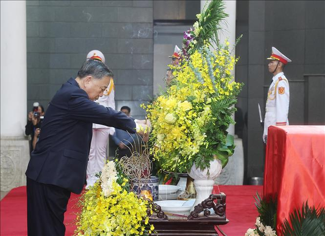 Tổng Bí thư Tô Lâm dâng hương trước linh cữu nguyên Chủ tịch nước Trần Đức Lương. Ảnh: TTXVN
