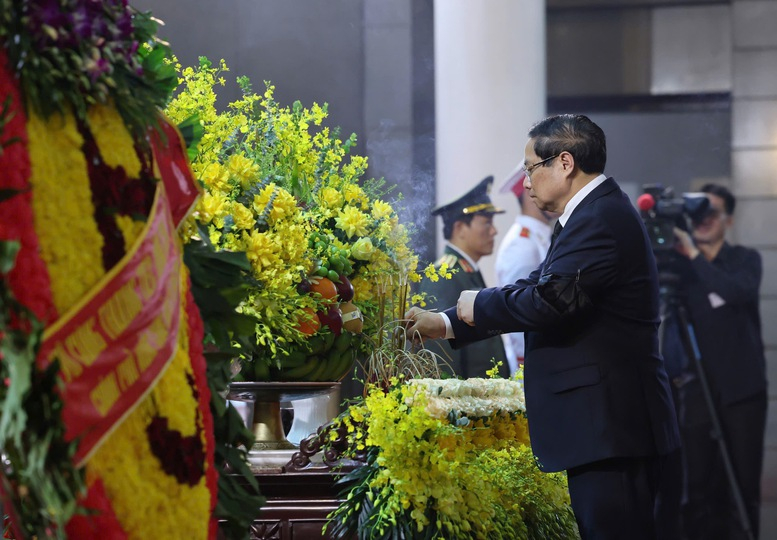 Thủ tướng Phạm Minh Chính dâng hương viếng nguyên Chủ tịch nước Trần Đức Lương - ảnh: VGP