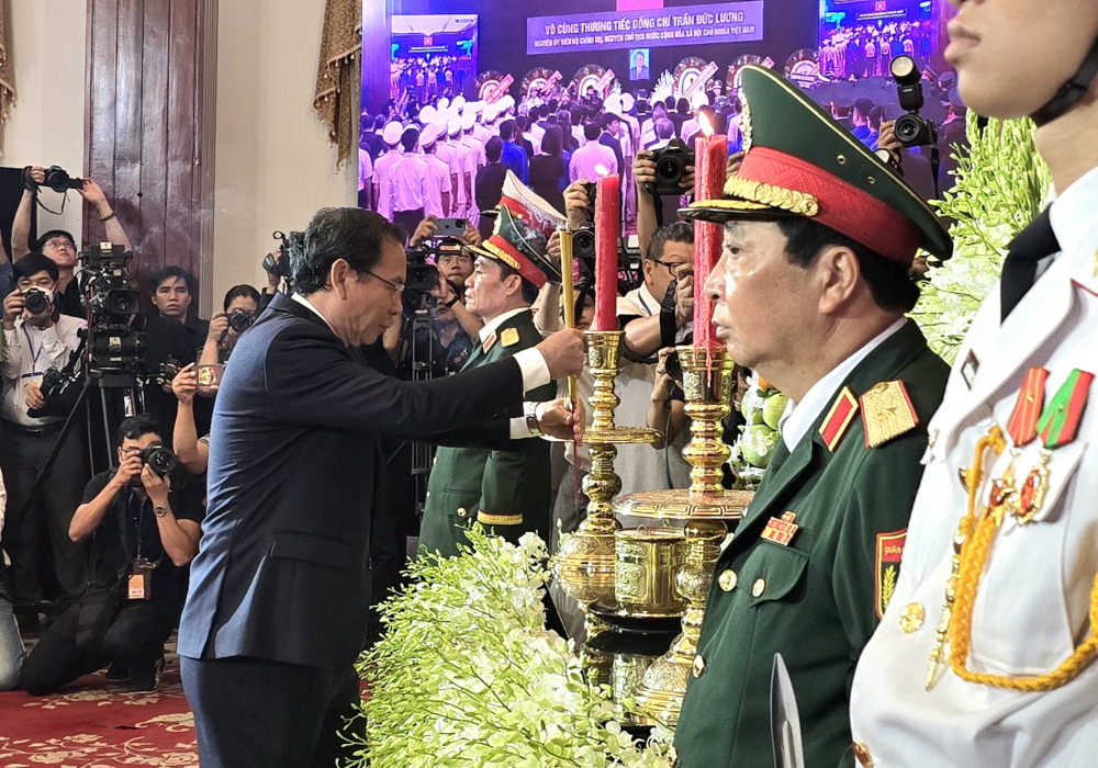Bí thư Thành ủy TPHCM Nguyễn Văn Nên thắp hương tiễn biệt nguyên Chủ tịch nước Trần Đức Lương - Ảnh: Trang Nguyễn