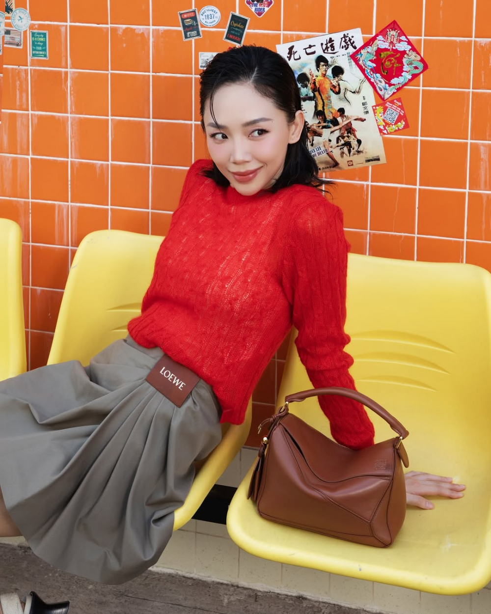 Sự phối hợp giữa đỏ, xám và nâu không đơn thuần là một bản phối màu sắc, mà là cách kể chuyện bằng thời trang như một cuộc đối thoại giữa đam mê và sự điềm tĩnh. Nếu đỏ là sắc màu của xúc cảm và sự sống, thì xám và nâu lại đại diện cho nền tảng trung tính.Một chiếc áo len đỏ thẫm phối cùng chân váy dạ xám tro sẽ giúp các chị em có được một vẻ ngoài vừa nổi bật, vừa thời thượng.