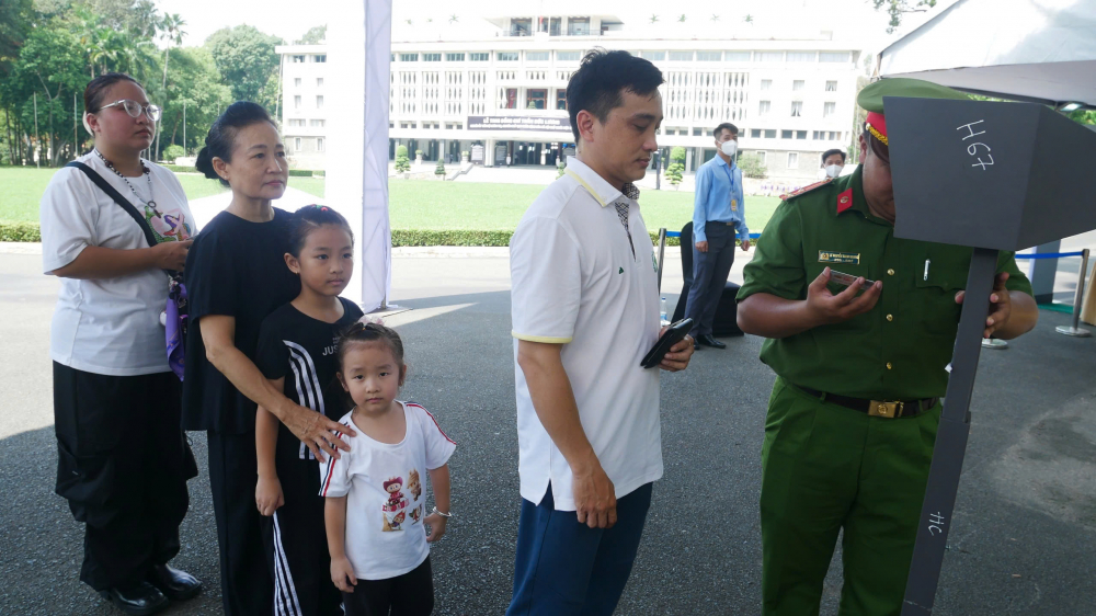 Vạn tấm lòng xúc động tiễn biệt nguyên Chủ tịch nước Trần Đức Lương Gia đình 3 thế hệ đến viếng nguyên Chủ tịch nước Trần Đức Lương