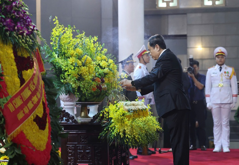 Chủ tịch Quốc hội Trần Thanh Mẫn đang hương viếng nguyên Chủ tịch nước Trần Đức Lương - ảnh: VGP