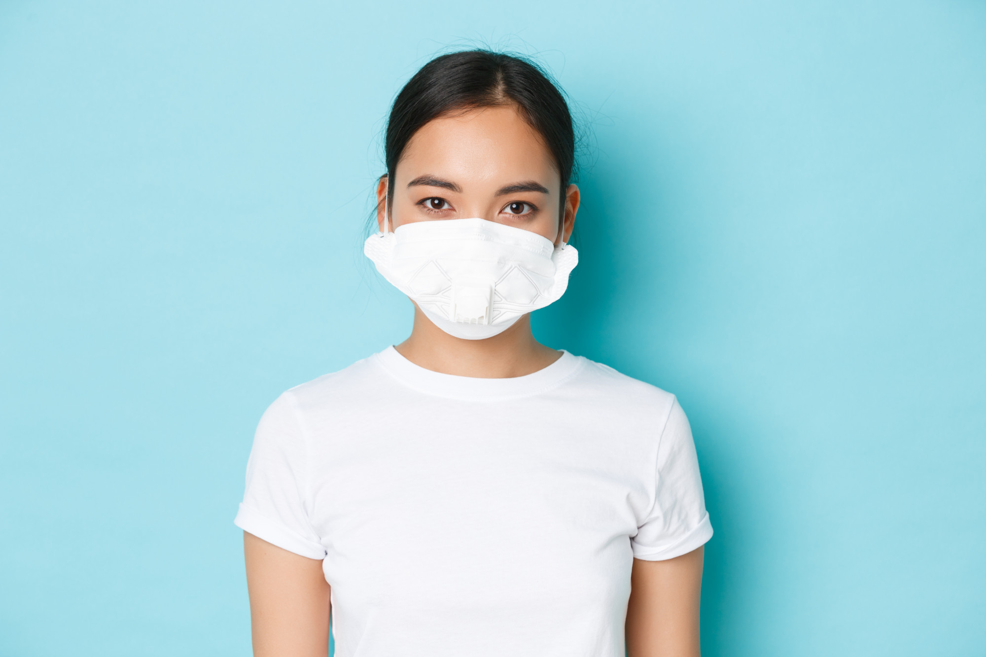 Chưa có bằng chứng biến chủng COVID - 19 NB.1.8.1 làm gia tăng số ca nặng, người dân tránh hoang mang nhưng cũng không được chủ quan, cần thực hiện các biện pháp phòng chống dịch đầy đủ để bảo vệ sức khoẻ của mình và người thân (ảnh Freepik)
