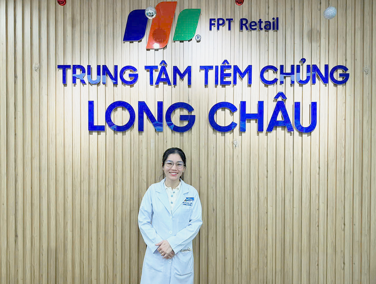 Nữ bác sĩ tại trung tâm tiêm chủng đã cấp cứu thần tốc, giúp người phụ nữ vượt qua cửa tử - Ảnh: FPT Long Châu