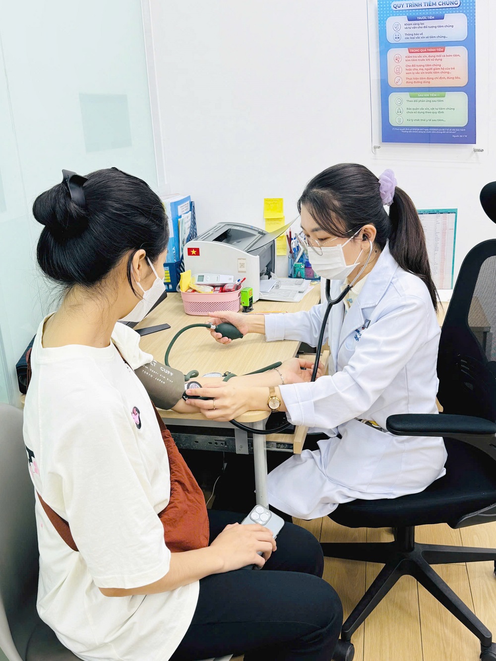 Bác sĩ Trang tại hệ thống nhà thuốc và trung tâm tiêm chủng FPT Long Châu - Ảnh: FPT Long Châu