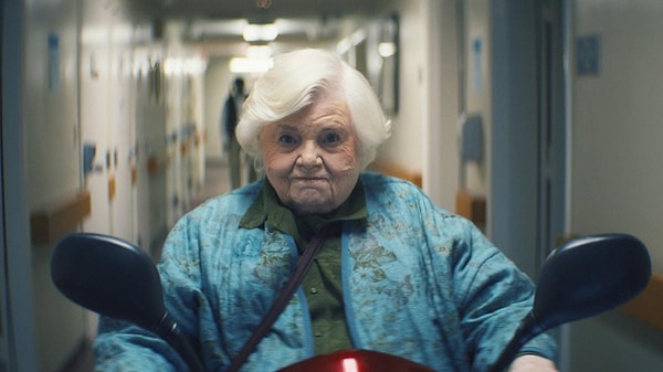 June Squibb tiếp tục chinh phục khán giả ở tuổi 95 trong phim 