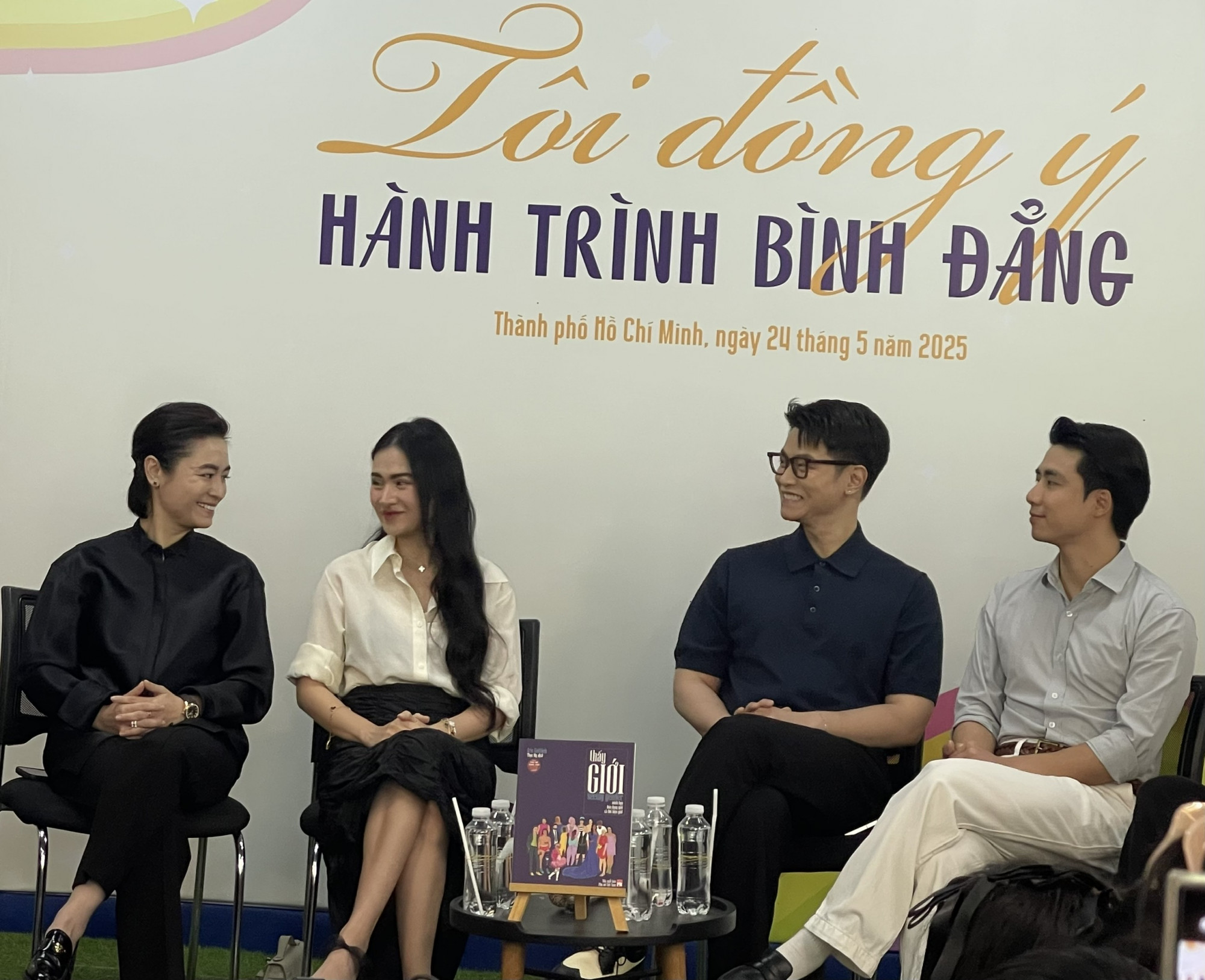 Cặp đôi Anh Ninh - Tùng Dương (bìa phải) tranh thủ học hỏi kinh nghiệm nuôi dạy con của cặp đôi đàn chị Hương Giang (bìa trái) - Đông Anh - Ảnh: Tô Diệu Hiền