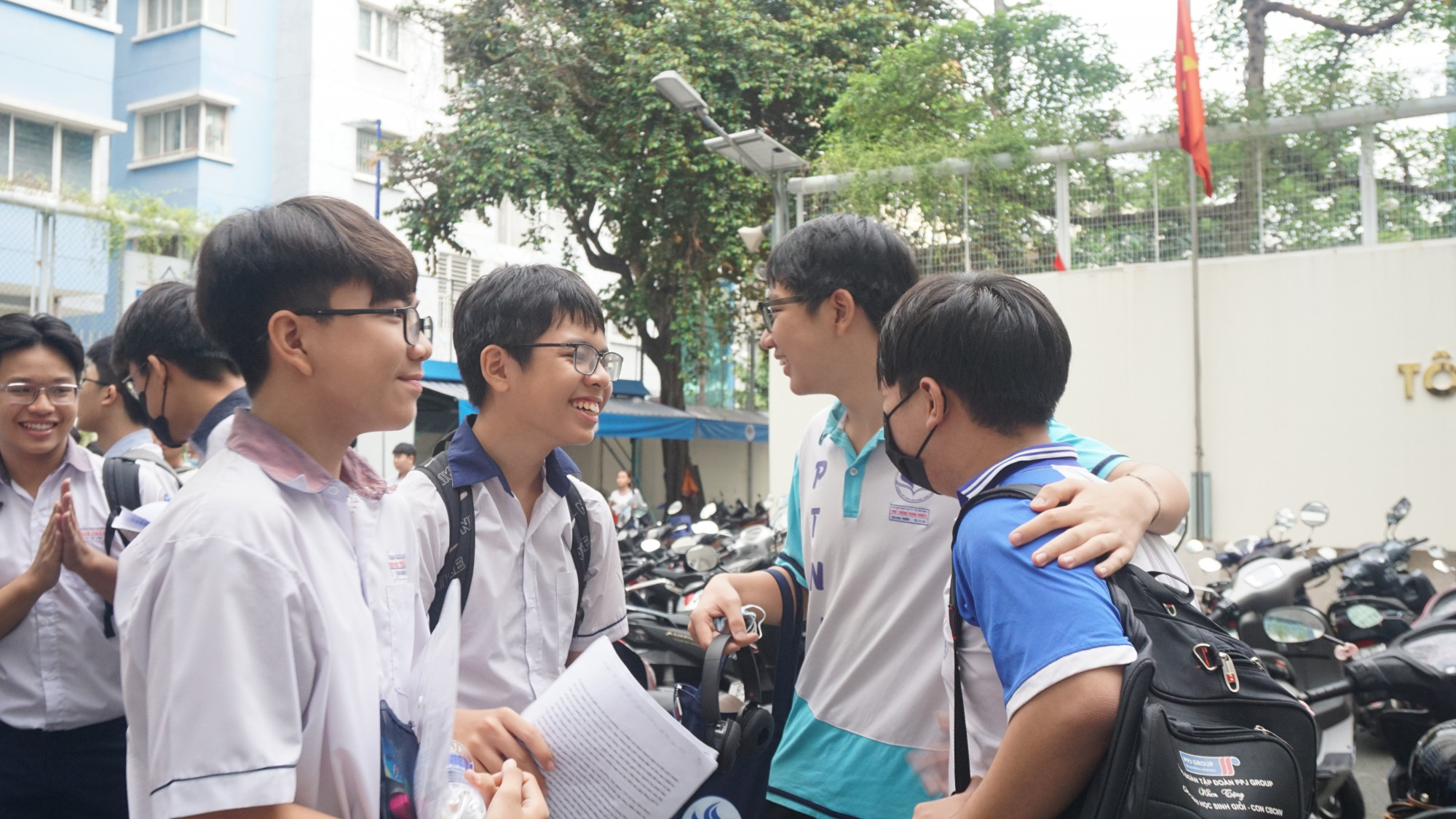 Các thí sinh trao đổi kiến thức trước giờ thi - Ảnh: N.Q.