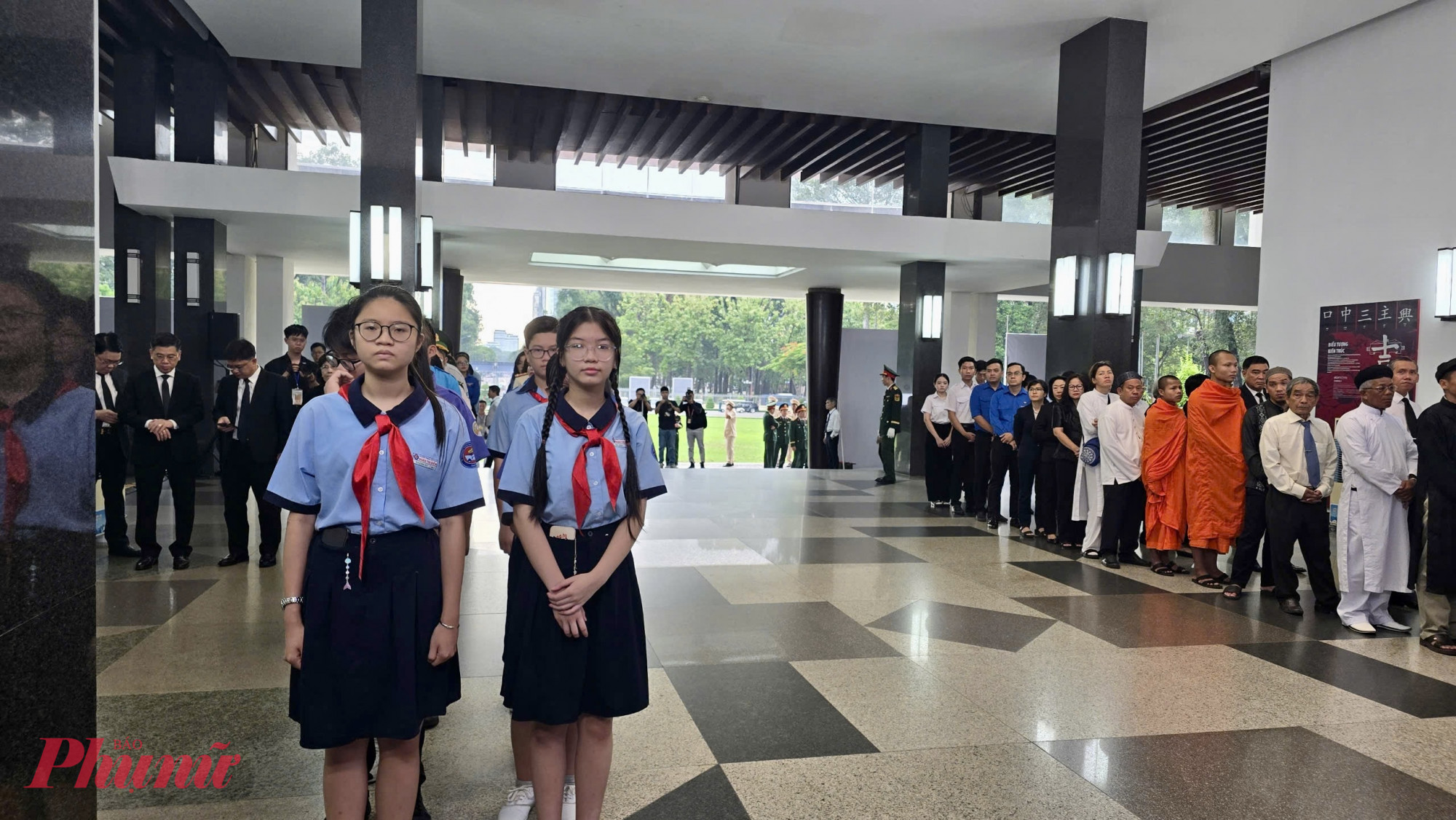 Thiếu nhi TPHCM cùng các đoàn đại biểu đã có mặt để tham dự lễ viếng - Ảnh: Trang Nguyễn