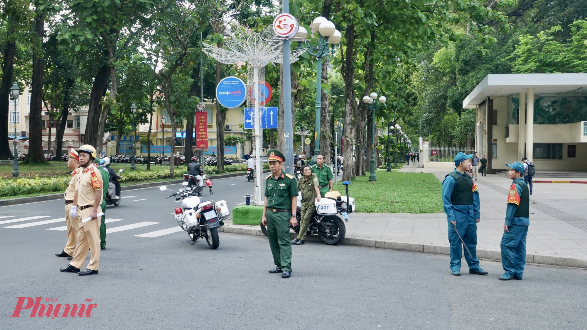 Công tác an ninh trật tự  phân luồng giao thông từ xa, điều tiết phương tiện, hướng dẫn các đoàn khách tầng lớp nhân dân đến viếng  - Ảnh: Thu Lê