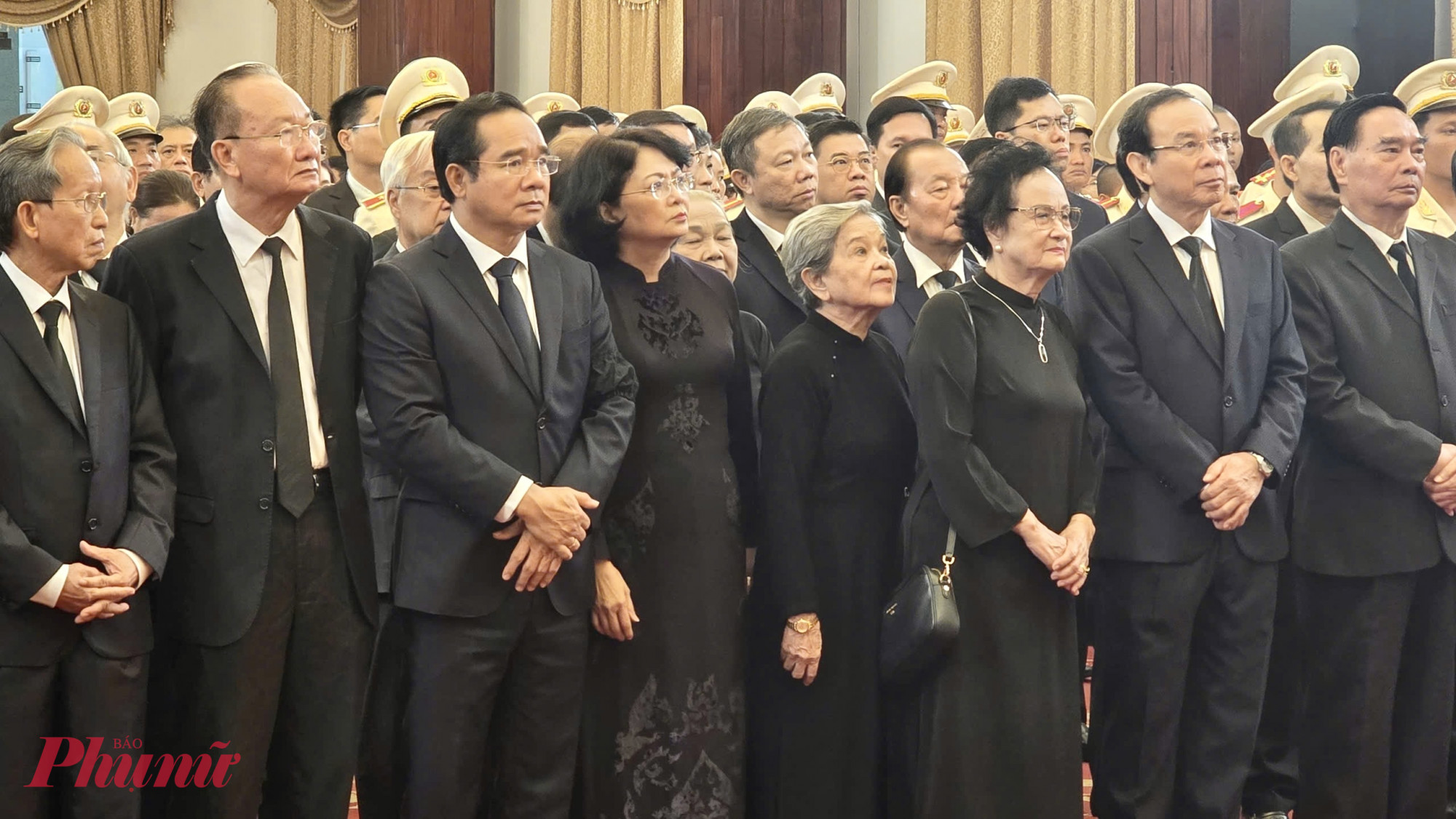 Bí thư Thành uỷ Nguyễn Văn Nên, Chủ tịch UBND TPHCM Nguyễn Văn Được cùng các lãnh đạo TPHCM đã có mặt bên trong hội trường lễ viếng nguyên Chủ tịch nước Trần Đức Lương - Ảnh: Trang Nguyễn