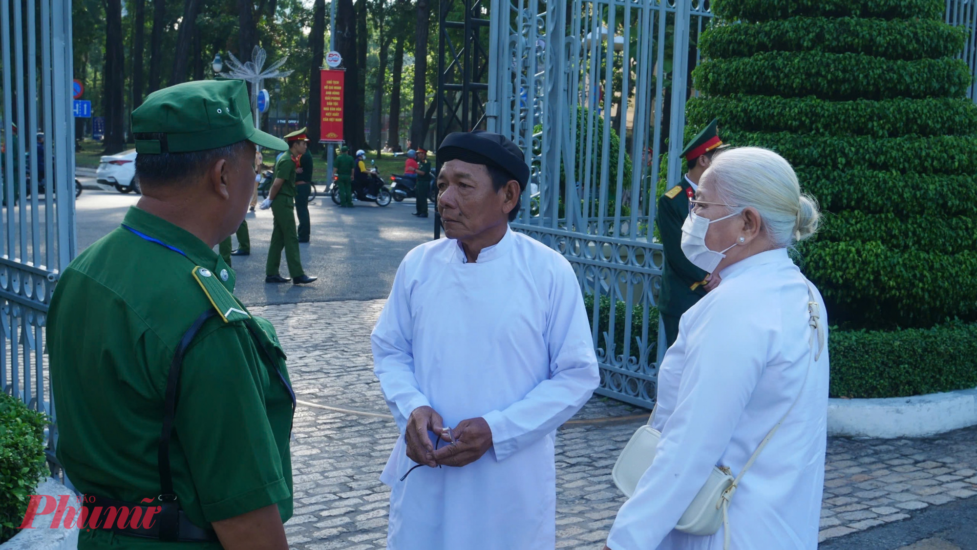 Đoàn Cao Đài Chơn Lý (Mỹ Tho - Tiền Giang) đến viếng nguyên cố Chủ tịch nước Trần Đức Lương - Ảnh: Thu Lê