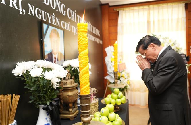 Tổng Bí thư, Chủ tịch nước Lào Thongloun Sisoulith viếng nguyên Chủ tịch nước Trần Đức Lương. Ảnh: Xuân Tú/PV TTXVN tại Lào