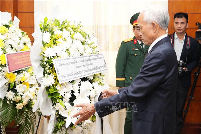 Ông Khamphanh Pheuyavong, Bí thư Trung ương Đảng, Trưởng ban Tuyên huấn Trung ương Đảng Nhân dân Cách mạng Lào dâng hoa tưởng niệm nguyên Chủ tịch nước Trần Đức Lương. Ảnh: Đỗ Bá Thành/PV TTXVN tại Lào