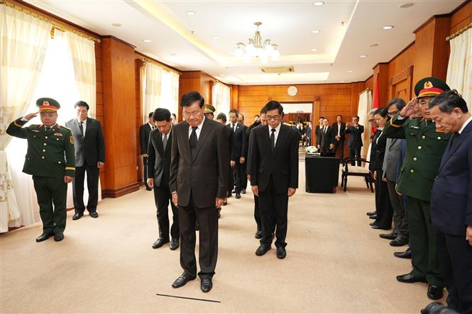 Đoàn đại biểu Đảng, Nhà nước, Quốc hội, Chính phủ và Trung ương Mặt trận Lào xây dựng đất nước viếng nguyên Chủ tịch nước Trần Đức Lương. Ảnh: Xuân Tú/ PV TTXVN tại Lào