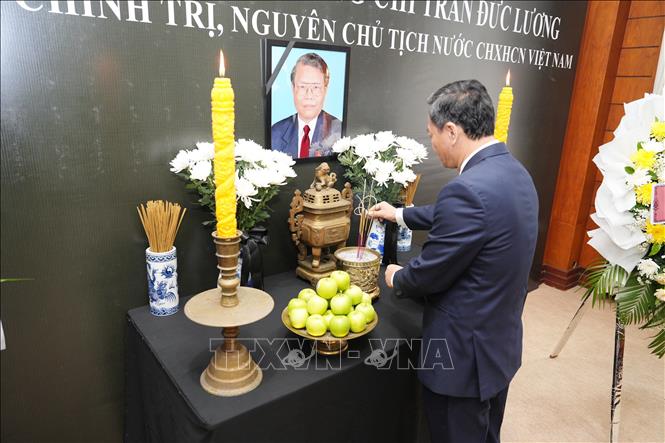 Đại sứ đặc mệnh toàn quyền Việt Nam tại Lào Nguyễn Minh Tâm dâng hương tưởng niệm nguyên Chủ tịch nước Trần Đức Lương. Ảnh: Đỗ Bá Thành/PV TTXVN tại Lào