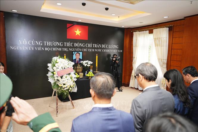 Đoàn đại biểu Đại sứ quán Việt Nam và các cơ quan bên cạnh ĐSQ viếng nguyên Chủ tịch nước Trần Đức Lương. Ảnh: Đỗ Bá Thành/PV TTXVN tại Lào