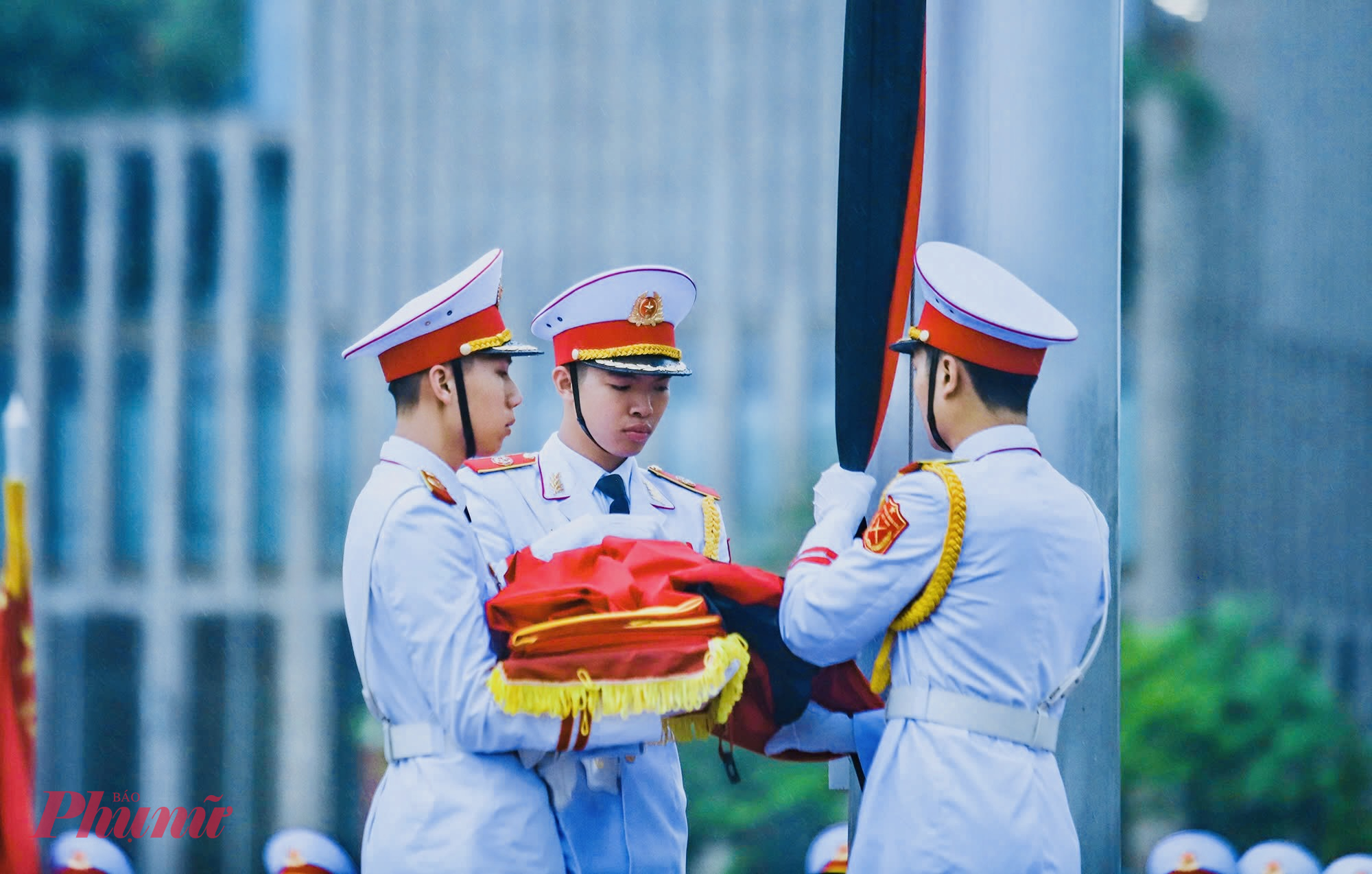 Theo quy định, cờ rủ trong Lễ Quốc tang là Quốc kỳ có dải băng đen với kích thước bằng 1/10 chiều rộng và chiều dài bằng chiều dài lá cờ.